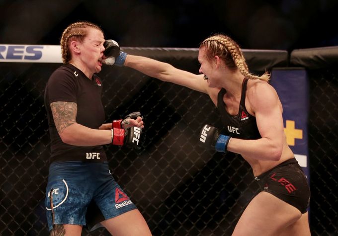 Joanne Calderwoodová proti Andree Leeové při UFC 242