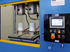 Linka, kde dochází k lisování modulů.