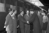 Miloš Jakeš jako účastník osmičlenné delegace tehdejšího Československého svazu mládeže před odjezdem do Moskvy. Hlavní nádraží v Praze, dne 24. března 1953.