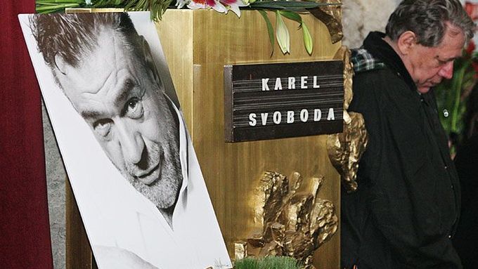 S hudebním skladatelem Karlem Svobodou se přišlo do krematoria v pražských Strašnicích rozloučit hodně přes tisíc lidí.