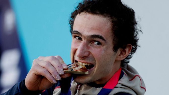 Adam Ondra zkouší, jak chutná zlatá medaile z letošního evropského šampionátu v lezení na obtížnost