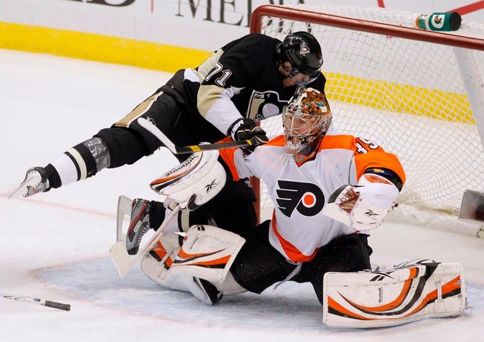 Jevgenij Malkin v souboji s brankářem Flyers Bobrovskim.