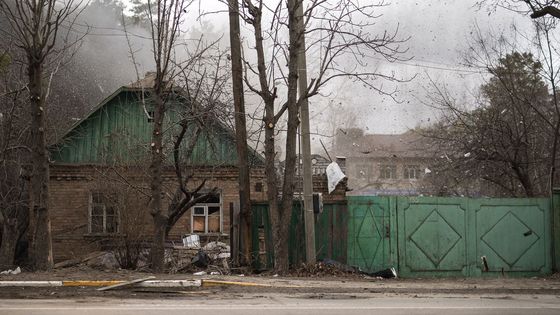 Nejdřív pištivý zvuk, pak ohlušující rána. Náš fotograf byl v ostřelované Irpini