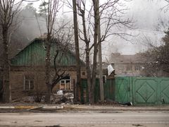 Ukrajinská vesnice nedaleko Irpině zasažená minometnou palbou.