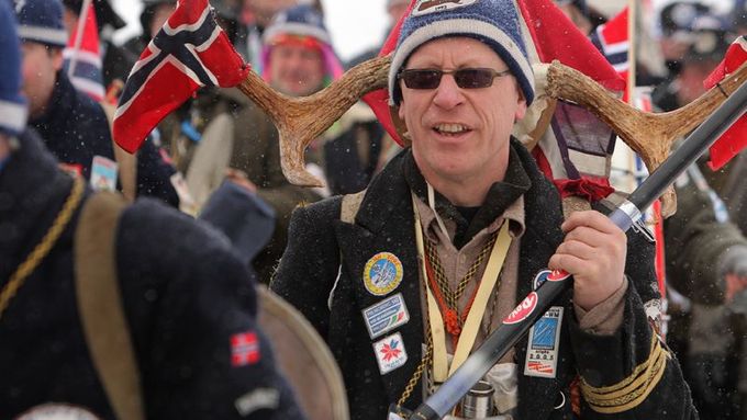Rybářský prut s vlajkou a sobí paroží - nezbytné doplňky kostýmu norského fanouška.