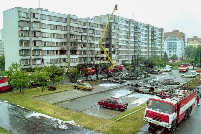 Následky havarijní srážky dvou armádních stíhacích letounů MiG-21 na českobudějovickém sídlišti Vltava. 8. 6. 1998