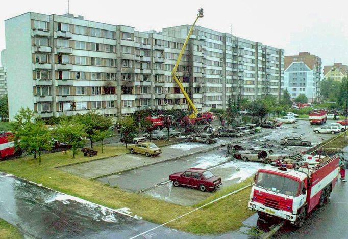 Následky havarijní srážky dvou armádních stíhacích letounů MiG-21 na českobudějovickém sídlišti Vltava. 8. 6. 1998