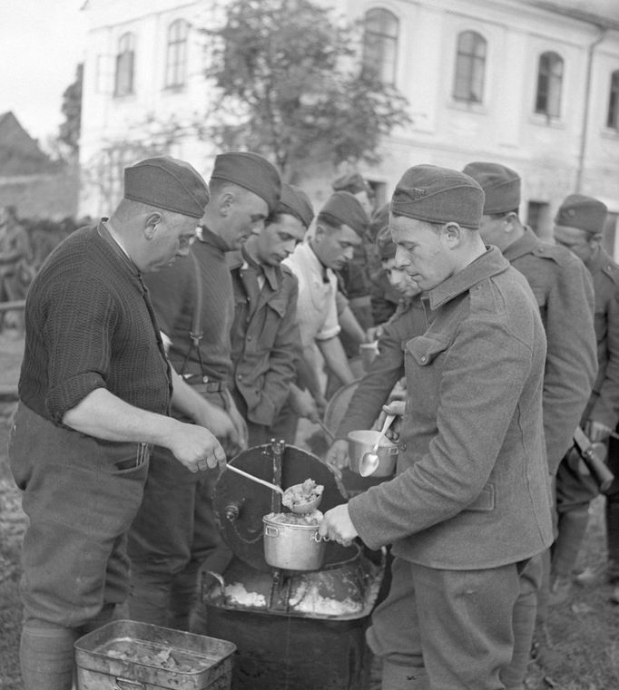 Čs. pohraničí v září 1938 - polní kuchyně - oběd.