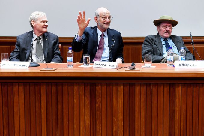 Držitelé Nobelovy ceny za fyzioloogii nebo lékařství, zleva Michael W. Young, Michael Rosbach a Jeffrey C. Hall.