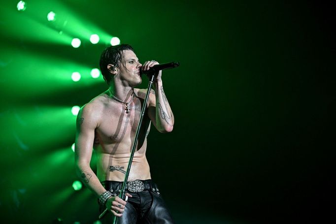 Yungblud během svého koncertního vystoupení v pařížské Adidas Areně v říjnu 2025.