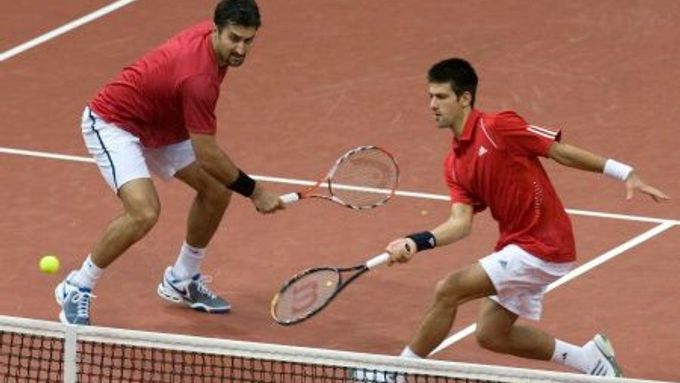 Srbové Novak Djokovič a Nenad Zimonjič během utkání Davis Cupu proti Rusku.