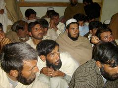 Provládní paravojenské jednotky držené bojovníky klerika Fazlulláha v Charbaghu v údolí Swat