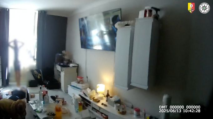 Detektivové rozbili osmičlenný drogový gang, který vedl známý recidivista. Tomu v minulosti dokonce vybuchla varna pervitinu ve Střešovicích.