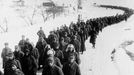 Průvod s německými válečným zajatci po prohrané bitvě o Stalingrad. Fotografie února roku 1943.