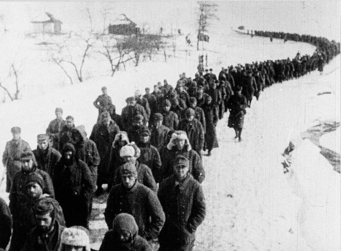 Průvod s německými válečným zajatci po prohrané bitvě o Stalingrad. Fotografie února roku 1943.