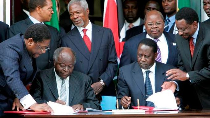 Prezident Mwai Kibaki (vlevo) a opoziční předák Rail Odinga podepisují přelomovou dohodu