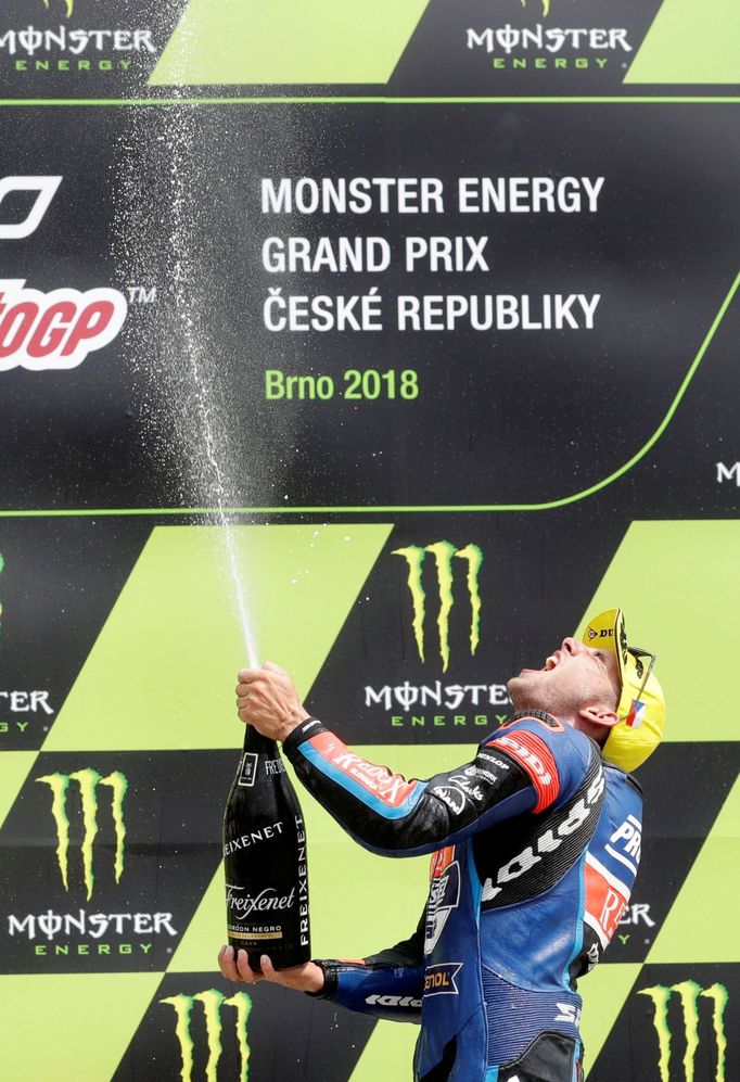 Jakub Kornfeil slaví třetí místo v závodě Moto3 v Brně