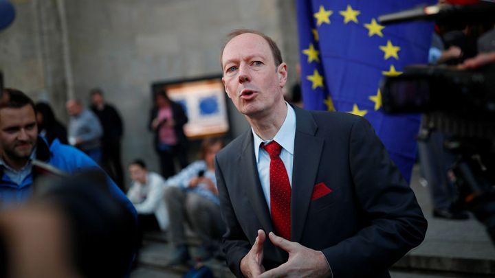 S Babišem bych se rád potkal na policii, říká německý komik zvolený do europarlamentu