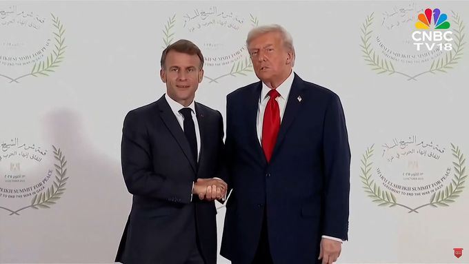 Trump a Macron si třásli rukou před novináři téměř třicet vteřin