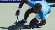 Další kuriozita z prvního kola. Francouz Gaël Monfils to přehnal se svými cirkusáckými vložkami a v duelu proti Lucemburčanovi Müllerovi vykopl ze zdi digitální hodiny. Jen se štěstím utekl zranění, protože panel padal přímo na jeho nohy. Nyní si může užívat účast ve čtvrtfinále.