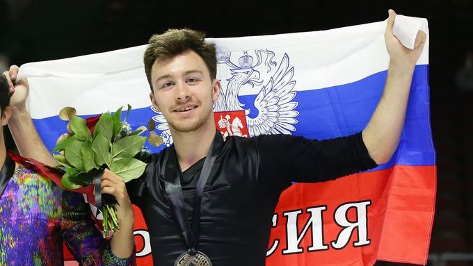 Dmitrij Alijev pózuje s ruskou vlajkou na stupních vítězů