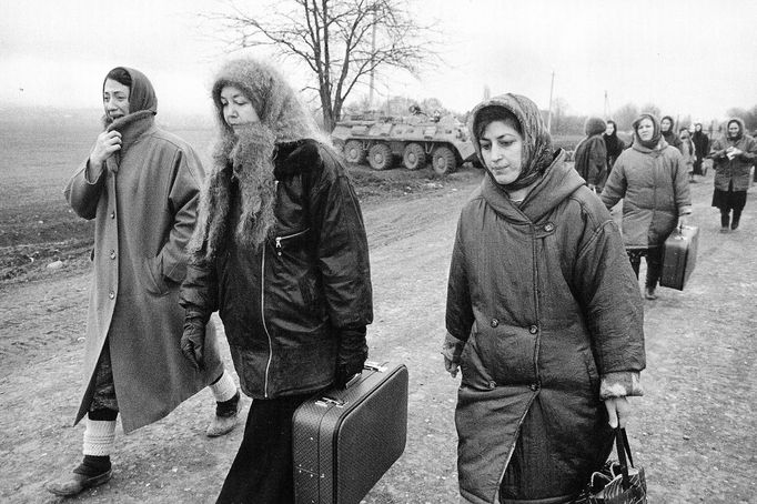 Čečenky se vrací z vesnice Sernovodsk domů. Na fotografii z roku 1996 je s nimi uprostřed novinářka Irena Brežná.