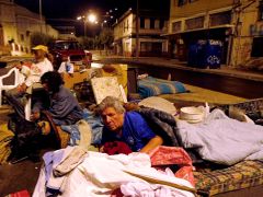 Lidé spí na ulicích přístavního města Valparaíso noc po zemětřesení z obavy před dalšími otřesy.