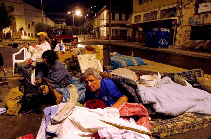 Lidé spí na ulicích přístavního města Valparaíso noc po zemětřesení z obavy před dalšími otřesy.