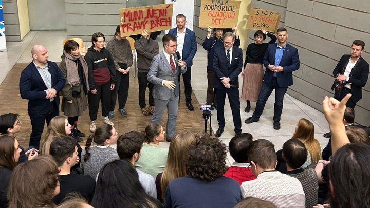 Fialo, fakulta už není tvoje! Studenti přerušili debatu s premiérem na univerzitě; Zdroj foto: Veronika Skálová