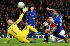 Arsenal je po obratu s Chelsea ve finále Ligového poháru. V Itálii si Lazio poradilo s Udine