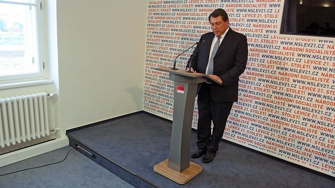 Jiří Paroubek prohrál, vinu dává průzkumům a nedostatku peněz na kampaň