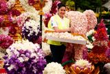 Zahradnice doplňuje na sochy okvětní lístky orchidejí z Thajska.
