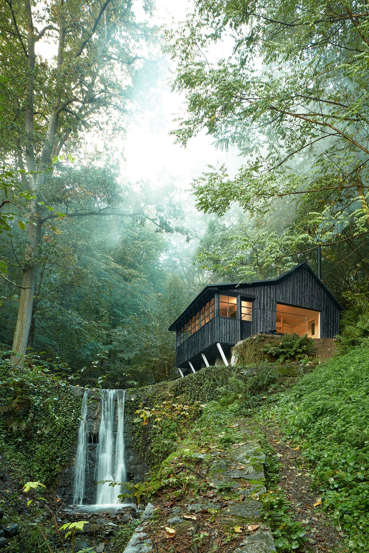 chata na vodopádu, bydlení, chata, chalupa, příroda, ubytování