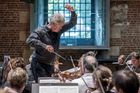 Udeřil pěvce. Slavný dirigent Gardiner končí v čele barokních orchestrů