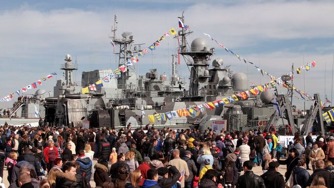 Ruské válečné lodě v Sevastopolu na Krymu.
