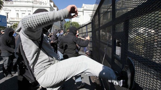 Rozhořčení Řekové marně protestovali proti úsporným opatřením vlády