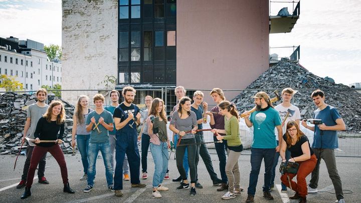 Štvaly je drahé nájmy, tak mladí Němci staví vlastní koleje. Podle představ studentů