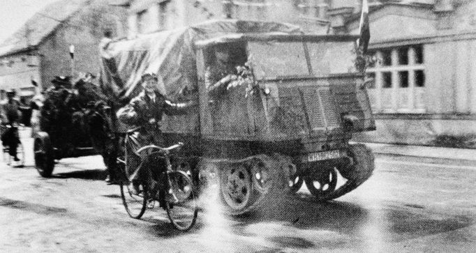 Řevnice, 6. května 1945. Příjezd kolony nákladních automobilů s příslušníky 1. pěšího pluku ROA na náměstí Victoria (dnes Krále Jiřího z Poděbrad).