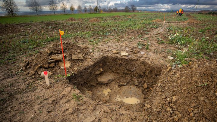 Archeologové našli na budoucí trase D7 u Slaného hroby i stovky předmětů; Zdroj foto: Jakub Plíhal