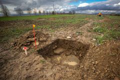 Archeologové našli na budoucí trase D7 u Slaného hroby i stovky předmětů
