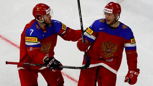 MS 2017, Rusko-Švédsko: Sergej Andronov a  Ivan Tělěegin slaví gól na 1:1
