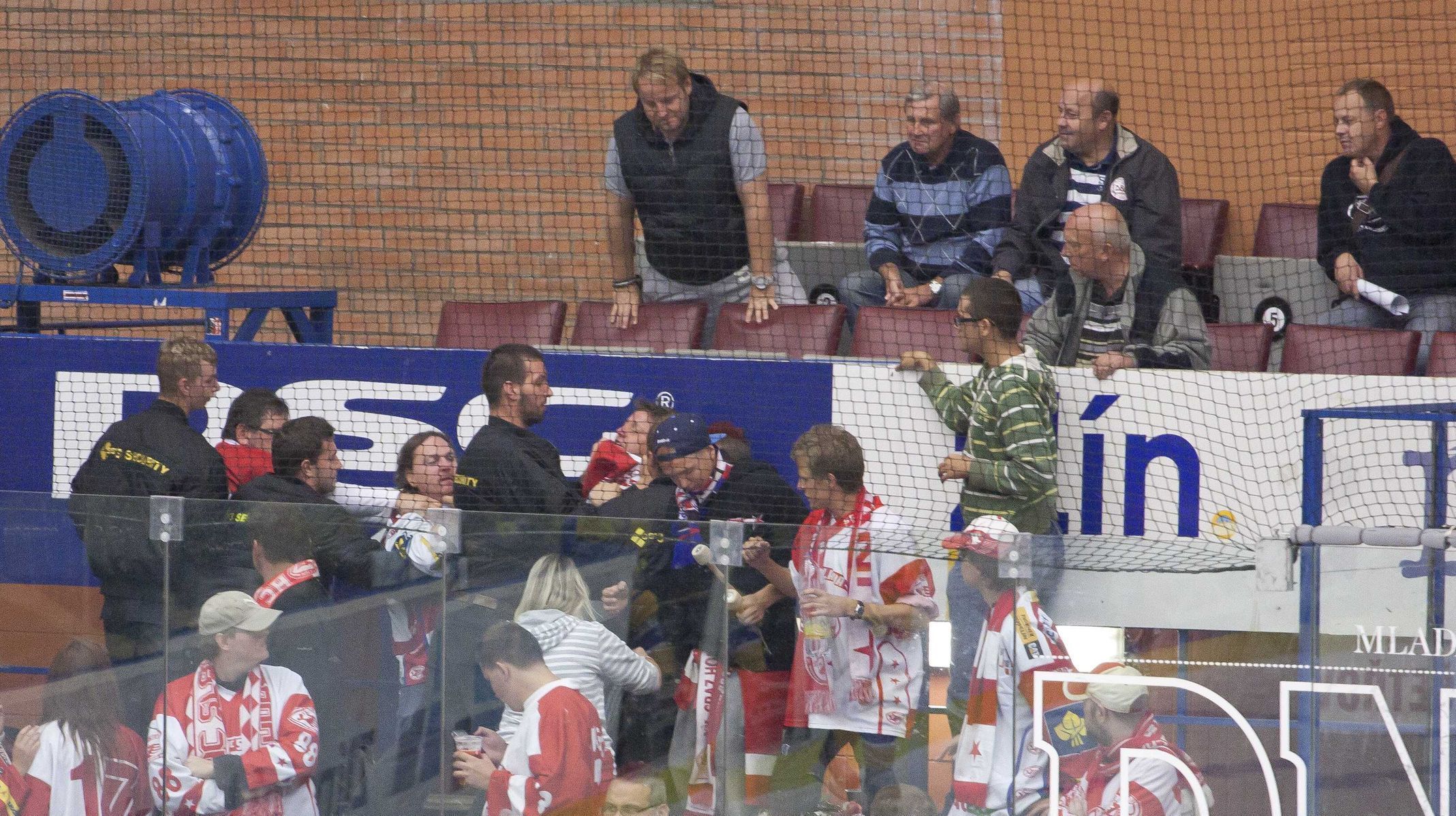 Fanoušci Slávie mají konflikt s ochrankou v prvním kole Tipsport extraligy 2012/13 se Zlínem.