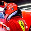 Sebastian Vettel s helmou ve stylu Nikiho Laudy při Velké ceně Monaka