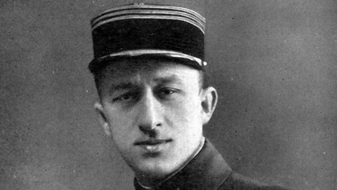 Ve Skalách u Teplic nad Metují havaroval v roce 1922 Paul d'Argueff, dopravní pilot společnosti CFRNA na trase z Prahy do Varšavy. V první světové válce se proslavil jako letecké eso.