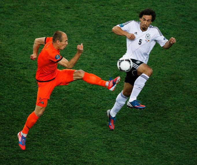 Arjen Robben bojuje o míč s Matsem Hummelsem během utkání Nizozemska s Německem ve skupině B na Euru 2012.