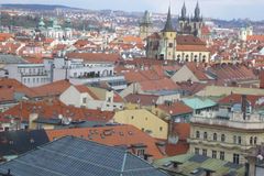 Mladý Američan nepřežil pád ze střechy v centru Prahy