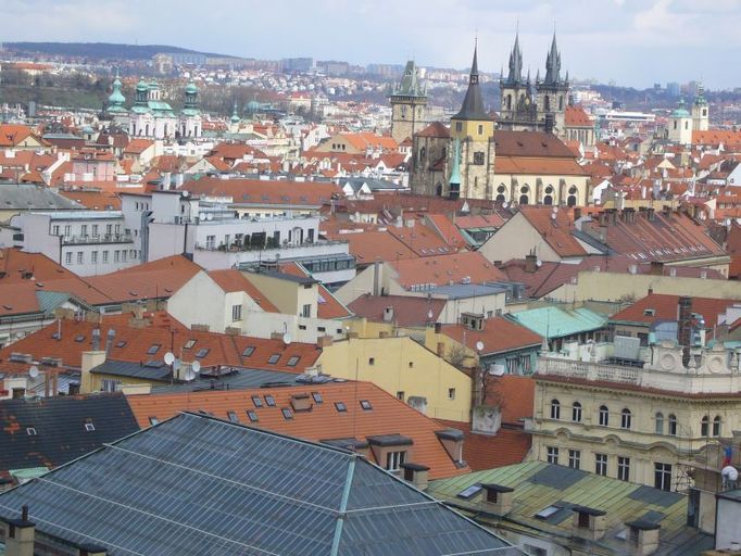 Pohled na Staré Město, v pozadí Týnský chrám, na obzoru paneláková sídliště