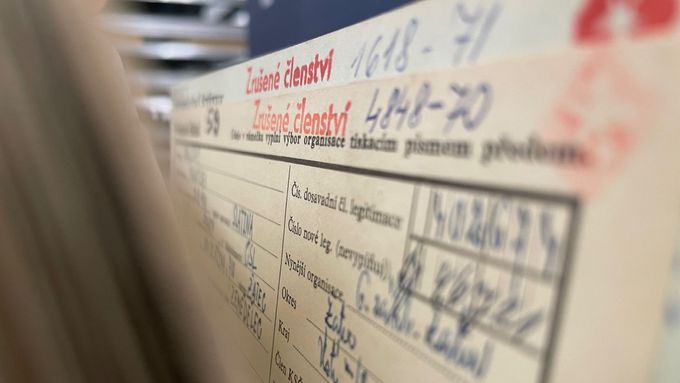 Zažloutlé evidenční lístky členů KSČ před rokem 1989. V sálu číslo 118 jich Národní archiv skladuje hned několik milionů.