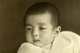 Akihito odchází v 85 letech. Když mu byly tři měsíce, vznikla jeho první oficiální fotografie. Narodil se 23. prosince 1933 jako páté dítě tehdejšího císaře Hirohita. Jelikož jeho čtyři starší sourozenci byly sestry, bylo jasné, že trůn jednou připadne Akihitovi.