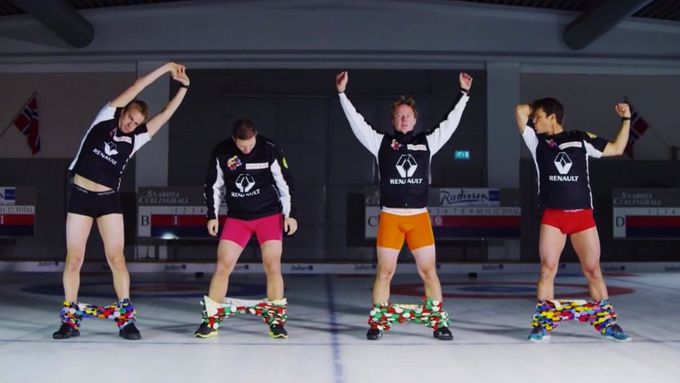Norové v trenkách. Curlingový tým vtipně ukázal, jak si obléct kalhoty bez rukou